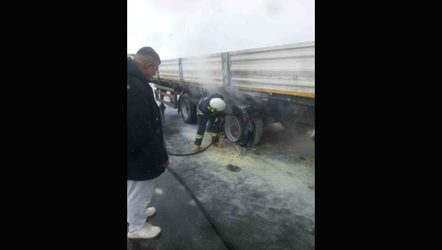 Seyir halindeki tırın lastikleri yandı