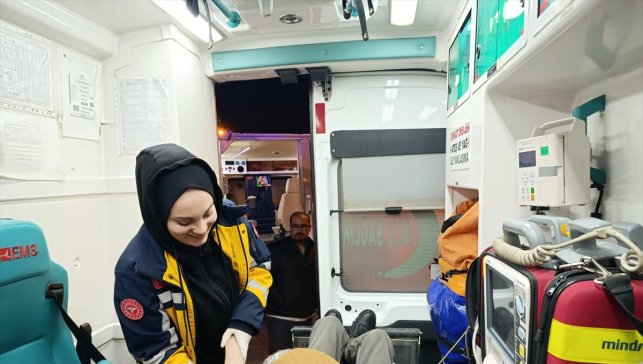 Ağrı’nın Diyadin ilçesinde kardan kapanan köydeki hasta ekiplerce kurtarıldı