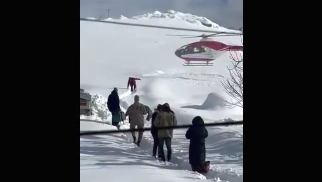 Yolu kapalı mahallede hastalanan bebek, helikopterle hastaneye ulaştırıldı