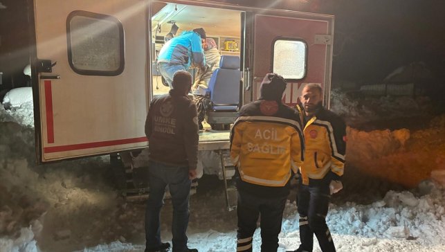 Bingöl'de yolu kapanan köydeki hasta UMKE ekiplerince hastaneye ulaştırıldı