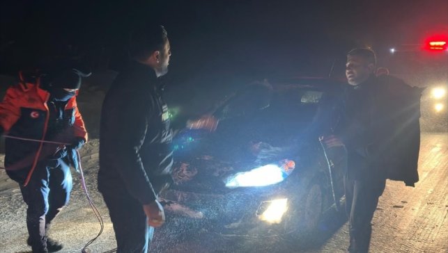 Kars'ta kar ve tipi nedeniyle yolda kalan 9 araç kurtarıldı