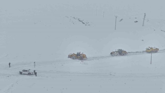 Van'da 363 yerleşim yerinin yolu kapandı