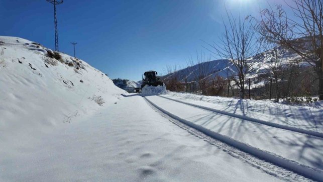 Bingöl'de karla mücadele çalışmaları sürüyor