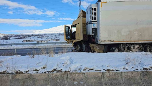Adilcevaz'da karpuz yüklü tır kaza yaptı: 1 yaralı