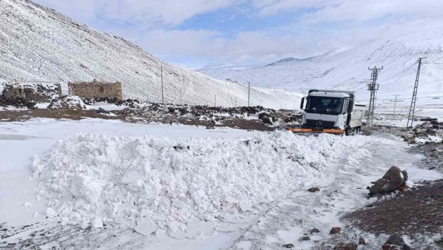 Iğdır'da karla mücadele çalışmaları aralıksız sürüyor