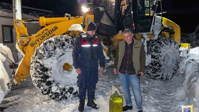Malatya'da kardan kapanan yollarda ekipler vatandaşların yardımına koştu