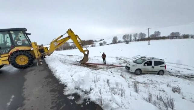 Kars'ta yoldan çıkan hafif ticari araç şarampole düştü