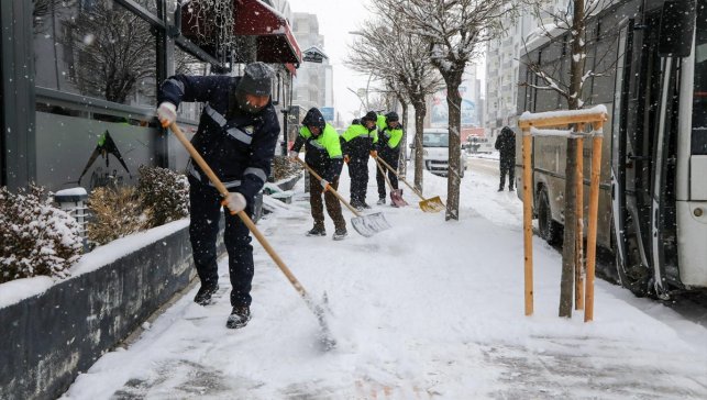 Van'da etkili olan kar ulaşımı aksattı