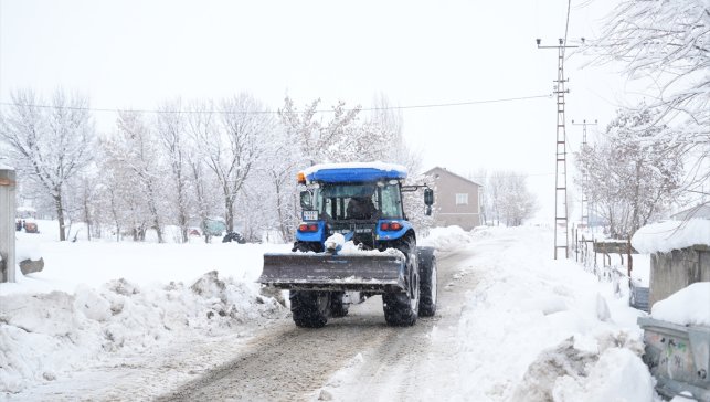 Muş'ta köy muhtarı traktörün arkasına taktığı kar küreme aparatıyla yolları temizliyor