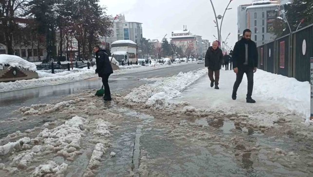 Muş’ta polis, kürekle su birikintisini temizleyerek vatandaşlara yol açtı