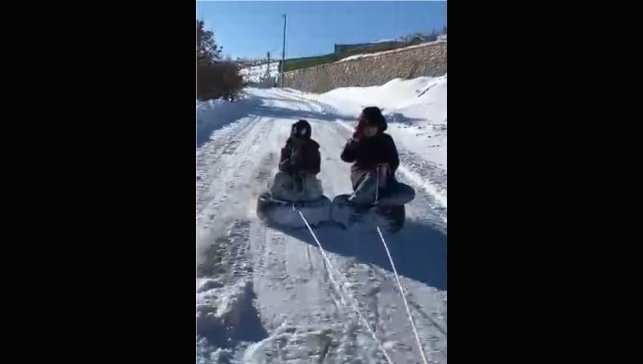 Lastiği kızak yapıp araçla çektiler: Çocukların kar eğlencesi kameralara yansıdı