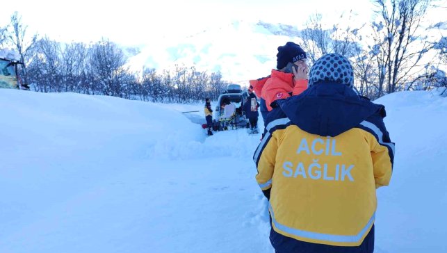 Yoğun karda zamanla yarış: 112 Acil Sağlık ve AFAD, Tunceli’de 1,5 kilometre yürüyerek hastaya ulaştı