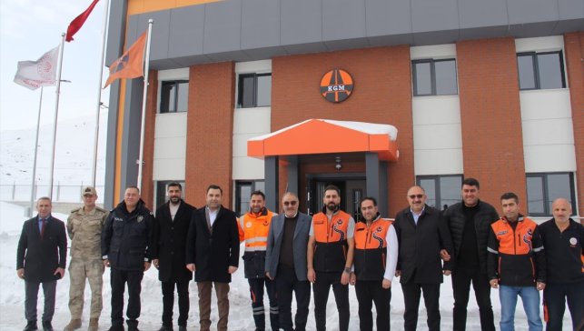 Karlıova'da karla mücadele çalışması yürüten ekiplere ziyaret 