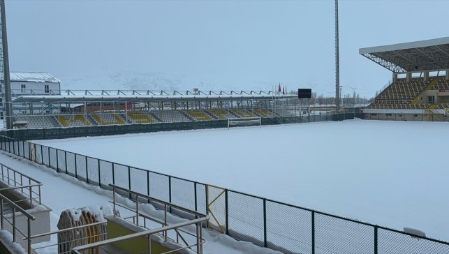 Muş Şehir Stadı'nda maç öncesinde kar temizleme çalışması yapılıyor