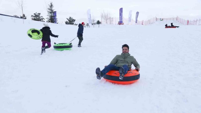 Atatürk Üniversitesi'nde kış coşkusu kampüse taşındı: Atakışpark öğrenci merkezi sezonu açtı
