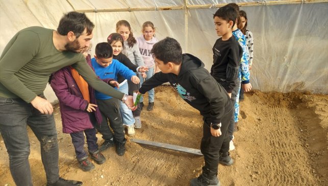 Keban'da öğrenciler serada tohumları toprakla buluşturdu