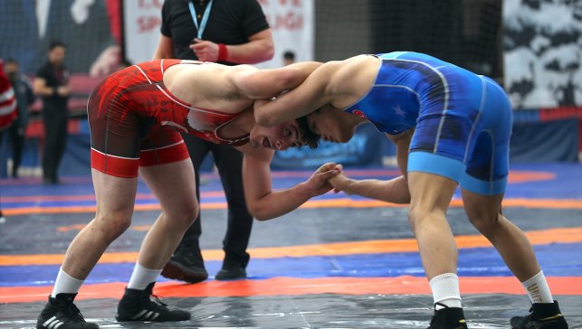 Türkiye Şampiyonası hedefiyle mindere çıktılar: Kars’ta U17 güreş heyecanı