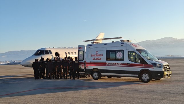 Muş'ta tedavi gören hasta, ambulans uçakla Ankara'ya sevk edildi