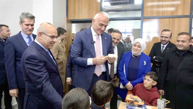 Bakan Ersoy: "Kütüphanelerimiz gençlerimizi geleceğe hazırlıyor"