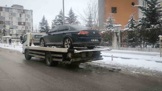 Van’da belediyeye ait makam aracına haciz: İcra işlemi trafikte uygulandı