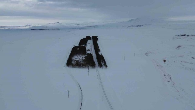 Kars'ta tarihi istasyonda kış masalı