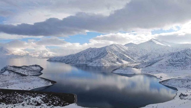 Van Gölü'nün masmavi suları karla buluştu