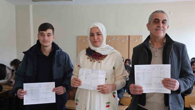 Bir okul, üç nesil, tek karne günü