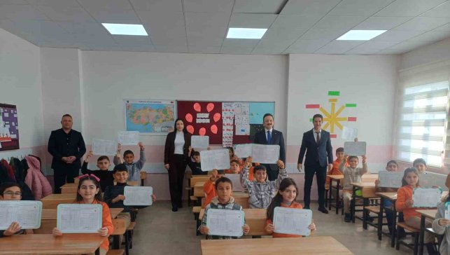 Malazgirt'te 10 bin 200 öğrenci karne sevinci yaşadı