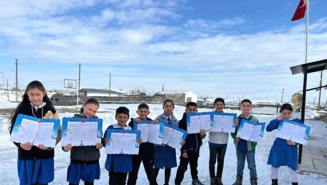 Akyaka'da köy okulunda öğrenciler karnelerini aldı