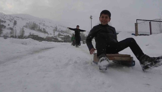 Hasköy'de çocuklar karın keyfini kayarak çıkardı