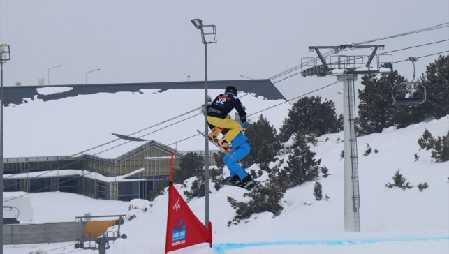 Erzincan'da Snowboard Cross Avrupa Kupası yarışları öncesi sporcular antrenman yaptı
