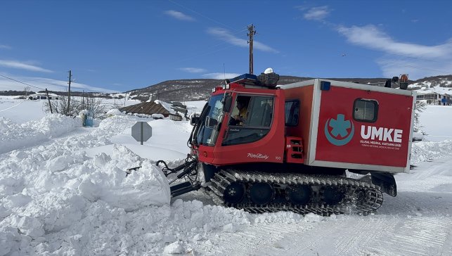 Bingöl'de yolu kapanan mezradaki hastayı UMKE hastaneye ulaştırdı
