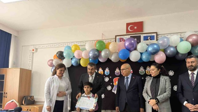 Bakan Tekin, Ağrı'da öğrencilerin karne heyecanına ortak oldu