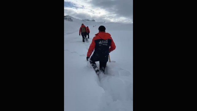 AFAD ekipleri yoğun kar altında 4 saat yürüyerek aileye ulaştı