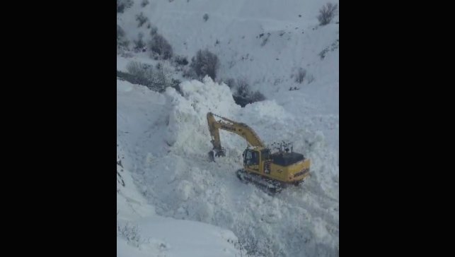 Erzincan'da köy yoluna çığ geldi