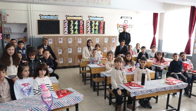 Tercan'da öğrencilerin yarıyıl karne sevinci