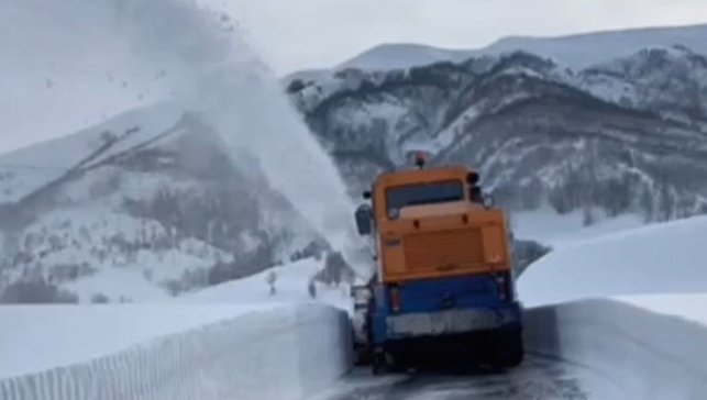 Bitlis'te köy yolları için kar seferberliği