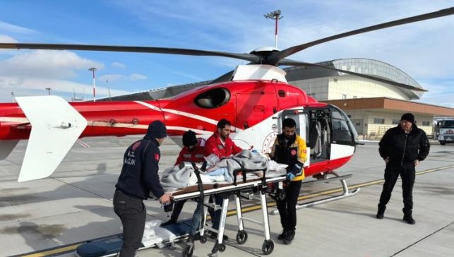 Bahçesaray'da kazada yaralanan çocuk helikopterle Van'a nakledildi