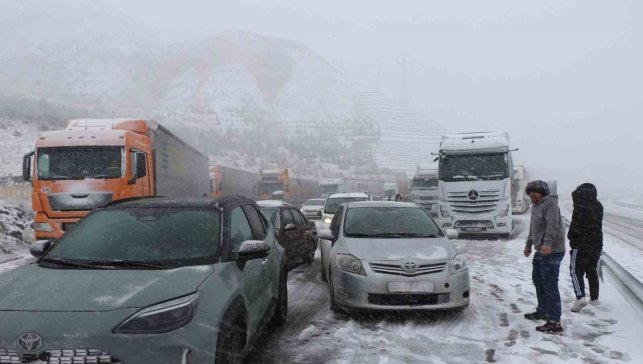 Erzincan-Sivas kara yolunda ulaşım güçlükle sağlanıyor