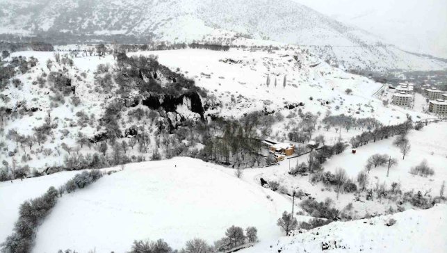 Girlevik Şelalesi'nde kar kalınlığı 20 santimetreye ulaştı