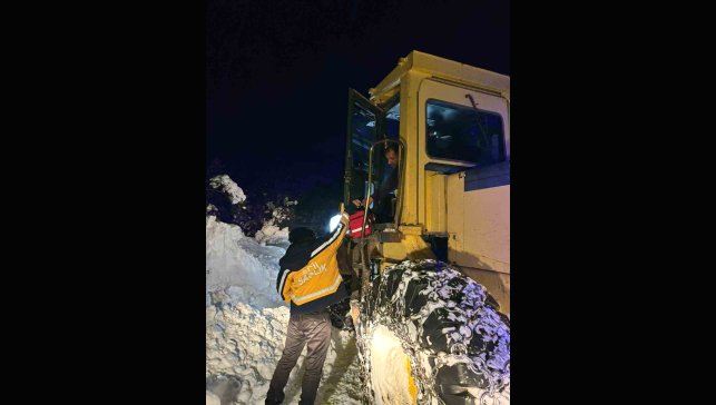 Köyde mahsur kalan çift 5 saatlik çalışma sonucu hastaneye sevk edildi