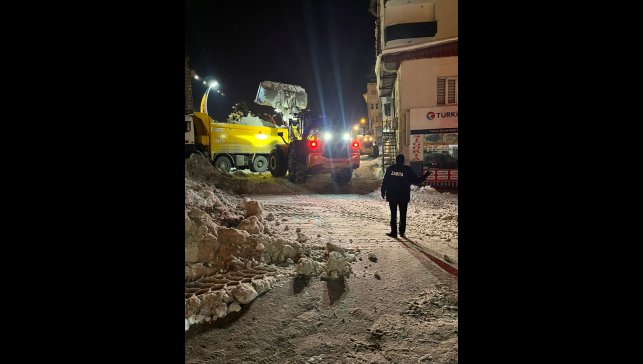 Hakkari'de karla mücadele sürüyor 