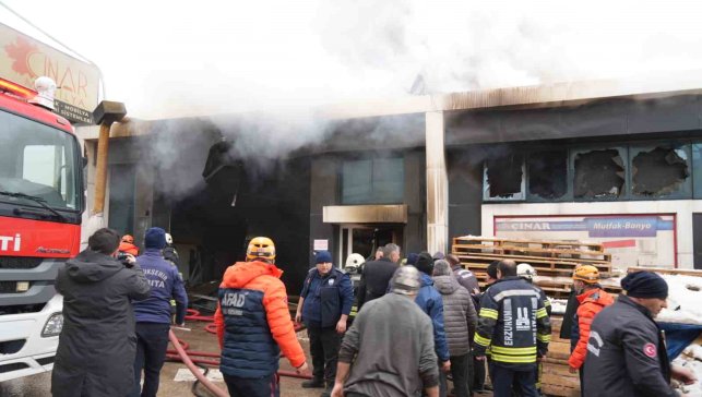 Yangında içerde kalan 2 kişi ekiplerin yardımıyla kurtarıldı