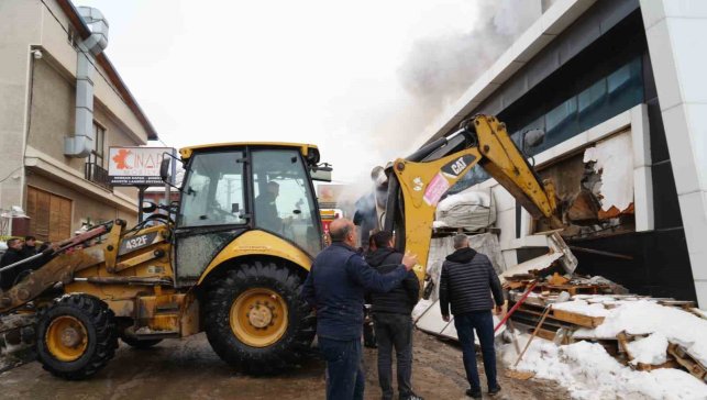 Mobilya fabrikasında yangın: 1 ölü, 1'i ağır 7 yaralı