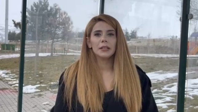 Durakta genç kızları gizlice görüntüleyen şahsa kadın muhtardan tepki