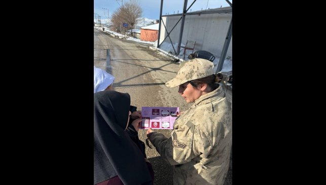 Van'da jandarma ekipleri KADES uygulamasını tanıttı 