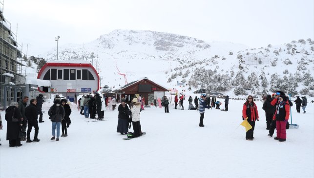 Erzincan'da Snowboard Cross Avrupa Kupası yarışları başladı