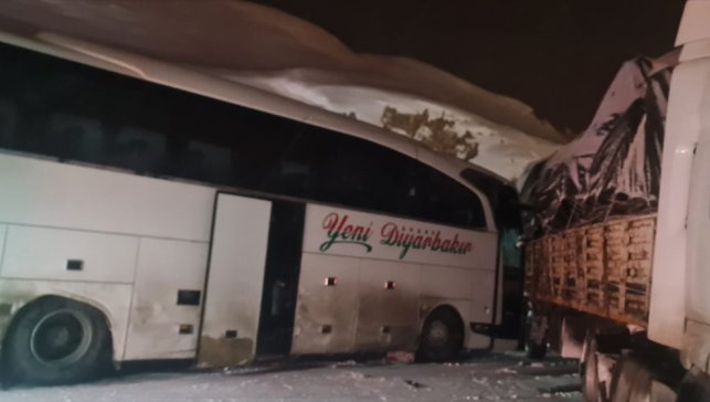 Bingöl'de yolcu otobüsü ile tırın çarpıştığı kazada 3 kişi yaralandı