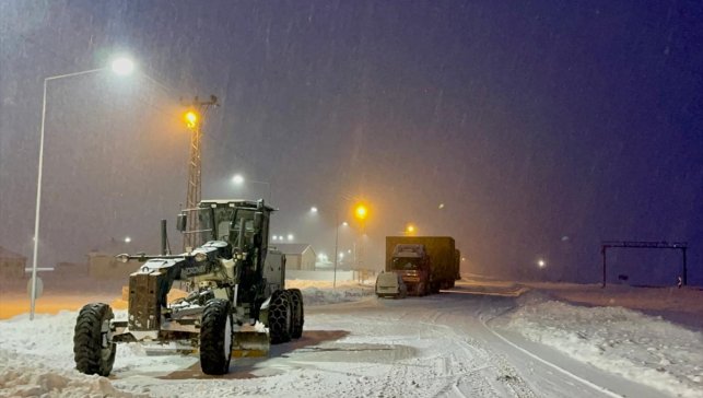 Ardahan'da Türkgözü-Posof-Damal kara yolu zincirsiz ağır tonajlı araçlara kapatıldı