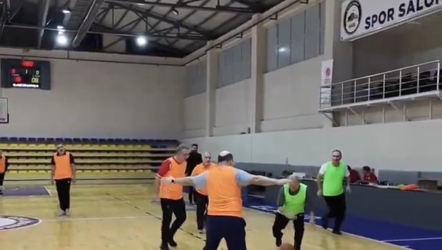 Makamdan sahaya: Elazığ protokolü kravatları bırakıp basketbol oynadı